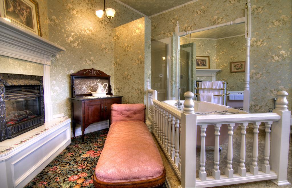 Gingerbread Mansion Bed & Breakfast Ferndale Room photo